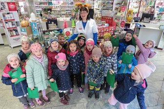 Werdauer Apotheke versteckt mehr als 400 Ostergeschenke - Mädchen und Jungen der Kita „Schöne Aussicht“ suchten am Dienstag ihre Ostergeschenke in der Central-Apotheke.