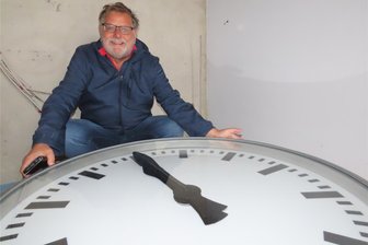 Werdauer Bahnhof hat seine Uhr zurück: Wie läuft es auf der Großbaustelle? - Arnfried Vogt hat die Werdauer Bahnhofsuhr nachgebaut. Vermutlich nächste Woche soll sie montiert werden.