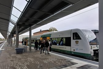 Werdauer Bahnhof: Neue Oberleitungsanlagen sind unter Hochspannung - Die Vogtlandbahn hält ab sofort wieder am Bahnhof Werdau.