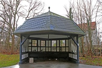Werdauer beseitigen gemeinsam den Winterdreck - Der Pavillon im Stadtpark Werdau erhält einen neuen Anstrich, der abwaschbar ist.