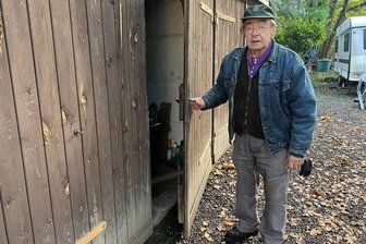 Werdauer Einbruchsopfer: Die Angst bleibt - Dieter Völkel vor seinen beiden Garagen, in denen sich die Diebe zu schaffen gemacht haben – und das am helllichten Tag. Der umtriebige Senior glaubt nun, dass die Einbrecher erneut zuschlagen.