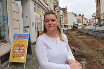 Werdauer Einkaufsmeile: Ein Kompliment an die Bauleute und ein Problem, das sich nicht lösen lässt - Christin Hoffmann vom Reisebüro muss sich wie alle anderen Ladeninhaber auf die Gegebenheiten einstellen. Auch sie lobt die Freundlichkeit der Bauleute, die ein offenes Ohr haben, wenn es Probleme gibt.