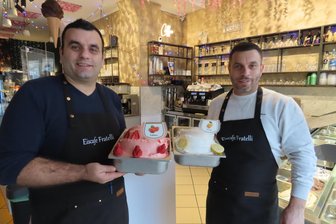 Werdauer Eiscafé „Bellevue“ hat als „Fratelli“ mit neuem Betreiber geöffnet - Sedat Ademi (rechts) mit seinem Bruder Fisnek im Eiscafé „Fratelli“ auf dem Werdauer Markt.