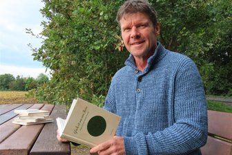 Werdauer erfüllt sich Lebenstraum als Buchautor - Der Werdauer Buchautor Sven Schöler mit seinem Erstlingswerk. Ab Oktober soll es als E-Book erhältlich sein.