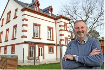 Werdauer Familienvilla wird zum Juwel: Richters sanieren ein Stück Stadtgeschichte - Ein Haus, sechs Generationen: Christian Richter hat 20 Jahre in der Jugendstilvilla gelebt.