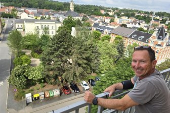 Werdauer Feuerwehr bekommt ein neues Gerätehaus - aber nur zum Teil - Auch Gerätewart Jürgen Daßler freut sich über die eindeutige Abstimmung des Werdauer Stadtrates. Wo jetzt die Bäume sind, soll ein Erweiterungsbau entstehen. Für den Spielplatz muss eine andere Stelle gesucht werden.