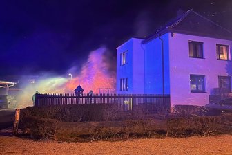 Werdauer Feuerwehren rücken am Neujahrstag zu fünf Einsätzen aus - Am Forstweg in Werdau brannten am Neujahrstag ein Geräteschuppen, ein Holzstapel und eine Hecke.