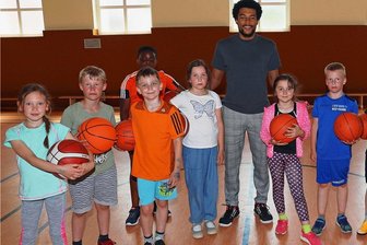 Werdauer Grundschüler gehen auf Korbjagd - Joron Perschnick vom BC Zwickau trainiert mit Mädchen und Jungen der Werdauer Gerhart-Hauptmann-Schule Basketball.