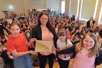 Werdauer Grundschüler spenden für Igelhelfer - (v.l.n.r.) Valentina (10 Jahre), Klara (8 Jahre) und Hedda (8 Jahre) übergaben eine Spende über 328 Euro an Kristin Trodler vom Verein Stachelnasen Zwickauer Land.