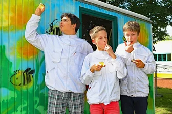 Werdauer Gymnasiasten vermarkten eigenen Honig - Filip Micic, Vitus Quadflieg und Lukas Tresch (von links) von der AG Imker prüfen den Honig auf Geschmack und Aussehen.