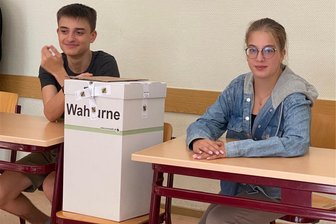 Werdauer Gymnasiasten wählen ihren Landtag - Mia Riller und Simeon von Ryssel aus der Klasse 10 gehören zum Wahlvorstand.