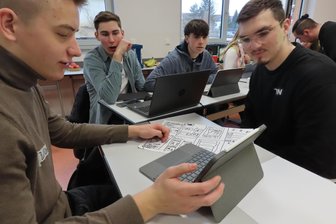 Werdauer Gymnasiasten wechseln vom Klassenzimmer ins Unternehmerleben - Gymnasiast Julian Köhler (links) im Gespräch mit Jungunternehmer Vincent Ulbrich vom YFN (rechts).