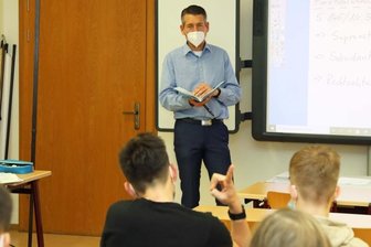 Werdauer Gymnasiumsleiter wechselt ins Landesamt für Bildung nach Chemnitz - Jörg Oettler verabschiedet sich zum Jahresende aus dem Werdauer Humboldt-Gymnasium. 