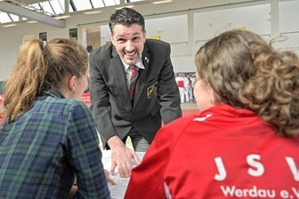 Werdauer hat drei Matten gleichzeitig im Blick - Hauptkampfrichter Daniel Lenk (Mitte) im Gespräch mit Larissa Balk (links) und Mara Herzog (rechts), die am Samstag als Helferinnen und Listenschreiberinnen im Einsatz waren.