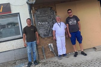 Werdauer helfen Bäckerei an der Ahr nach Hochwasser auf die Füße - Die Backstube von Gregor Degen (M.) stand unter Wasser, hat keine Fenster und Türen mehr. Marcel Arzig (l.) und Mirko Wohlleben haben nun Hilfe versprochen.