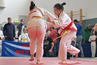 Werdauer Judoka stoßen beim 20. Mädchenturnier an ihr Limit - Alexandra Goßler vom JSV Werdau (r.) holte sich beim Mädchenturnier Rang 3 in ihrer Klasse.