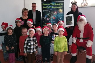 Werdauer Kita bei Verlosung vorn: Was Gefühle mit dem Universum zu tun haben - Neben Matthias Pätz-Kunze (Mitte) hatte auch der Weihnachtsmann der Steinpleiser Kita einen Besuch abgestattet.