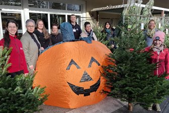 Werdauer Kitas erhalten Weihnachtsbäume als Dank für Kürbiszauber - Die Kita-Vertreter nahmen vor dem Baumarkt die Weihnachtsbäume in Empfang.