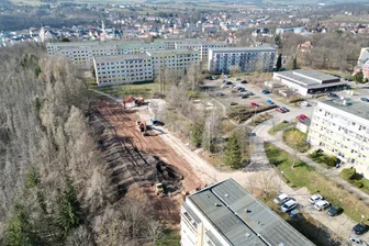 Werdauer Kranzberg: Kommunaler Wohnungsvermieter plant keinen weiteren Abriss im Plattenbaugebiet - Auf der braunen Fläche standen einst zwei Plattenbauten. Das Areal wird begradigt und begrünt.