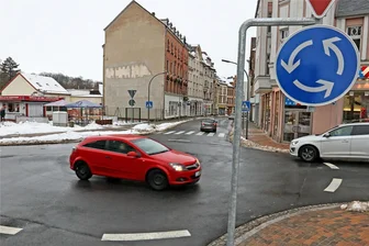 Werdauer Kreisverkehr wird ab Montag für alle Kraftfahrer dicht gemacht - Ab Montag wird der Kreisverkehr an der Werdauer Annoncenuhr für mehrere Wochen wegen Reparaturarbeiten gesperrt.