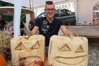 Werdauer Kürbiszauber: Grimmige Gesichter aus Holz schmücken den Markt - Philipp Wegler hatte für den Werdauer Kürbiszauber extra zwei Exemplare aus Holz geschnitzt.
