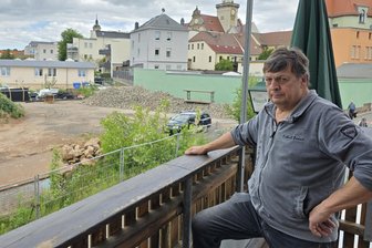 Werdauer Kult-Gaststätte in rauer Kulisse: „Das erträgt man zwei, drei oder zehn Jahre, aber keine drei Jahrzehnte“ - Gastwirt Rainer Fox ist das Lachen längst vergangen: „Wenn wenigstens die Abrissflächen begrünt worden wären.“