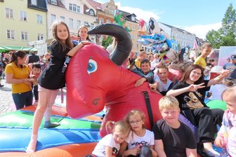 Werdauer Markt wieder fest in Kinderhand - Bei bestem Wetter fand das Kinderfest auf dem Markt statt. Unzählige Angebote lockten Groß und Klein.