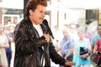 Werdauer mit Elvis-Tolle bei "DSDS" - Wird er "Deutschlands Superstar"? Eric Gerschewski aus Königswalde während des Castings in Wernigerode. Für seinen Auftritt hat er sich "Johnny. B. Goode" von Chuck Berry ausgesucht.