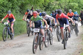 Werdauer Mountainbike-Cup wird zur staubigen Angelegenheit - Anfangs sah es für Ben Lindner (Startnummer 53) noch gut aus, ein Sturz bremste den Werdauer später aber aus.