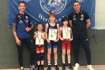 Werdauer Nachwuchsringer nutzen Heimvorteil nur zum Teil - Das Werdauer Trainerduo Andy Klein (l.) und René Bölcker (r.) freute sich über die Bronzemedaillen von Ryan Seidel, Paul Kromm und Suleyman Dovtaev (v.l.).