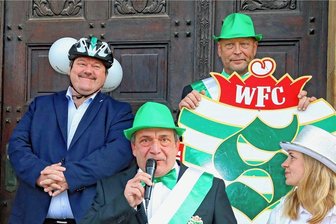 Werdauer Narren erhalten Rathausschlüssel im Tausch gegen Fahrradhelm - Der Werdauer Faschingsclub (WFC) hat am Freitag pünktlich um 11.11 Uhr Oberbürgermeister Sören Kristensen (links) in den närrischen Urlaub geschickt. WFC-Chef Hubert Schmieder (Mitte) hat den Rathausschlüssel entgegengenommen.