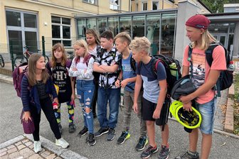 Werdauer Oberschüler ärgern sich über fehlenden Schulbus - Schulschluss und kein Bus vor der Oberschule in Leubnitz: Der Großteil der Fünftklässler wird nach der fünften Unterrichtsstunde von den Eltern mit dem Auto abgeholt, einige warten im Schulfoyer, andere wiederum setzen sich aufs Rad, andere laufen bis nach Fraureuth – das sind gut vier Kilometer.