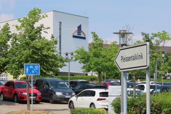 Werdauer Pleißentalklinik in massiver Schieflage: Krankenhaus und Landkreis wollen drohendes Aus abwenden - Millionenverluste von 2023 und 2024 haben der Pleißentalklinik hart zugesetzt.
