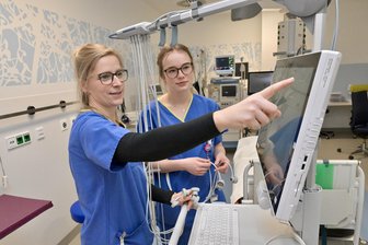 Werdauer Pleißentalklinik mit neuer Notaufnahme: Was das für die Patienten bedeutet - Juliane Mahn, Fachschwester in der Notaufnahme (li.) und Pflegefachkraft Luisa Pankow arbeiten seit Mittwochabend in neuen Räumlichkeiten der Notaufnahme in der Werdauer Pleißentalklinik.