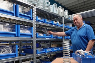 Werdauer Pumpen-Spezialist vergrößert sich - Lagerchef Christof Holler muss derzeit noch unter beengten Bedingungen arbeiten. Ab November werden die Arbeitsbedingungen leichter, unter anderem durch Waagen, die im Boden eingelassen sind.