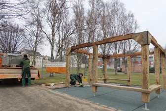 Werdauer rätseln: Was hat es mit der Holz-Pergola auf dem Gedächtnisplatz auf sich? - Mitarbeiter der örtlichen Gartenbaufirma Nickerl haben an der Pergola auf dem Gedächtnisplatz in Werdau gearbeitet.