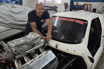 Werdauer Rennsportteam jagt in nur 8 Sekunden über die Viertelmeile: „Da wackeln die Gläser in der Anbauwand“ - Fahrer Oliver Petzold baut nicht nur den Motor in den neuen Rennwagen ein. Auch die Löschanlage, komplette Elektrik und das passende Getriebe müssen verbaut werden.
