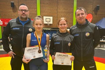 Werdauer Ringer freuen sich über weitere Medaille bei der Deutschen Meisterschaft - Marco Olschewski (links) und Rene Bölcker (rechts) betreuten Josie Bachmann (links) und Josefine Langhof bei der Deutschen Meisterschaft im Saarland.