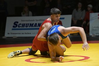 Werdauer Ringer lösen die nächste Pflichtaufgabe mit Bravour - Der Werdauer Fernando Mahmoud - hier links im Heimkampf gegen Sid Wetzel aus Pausa/Plauen - siegte am Samstag klar.
