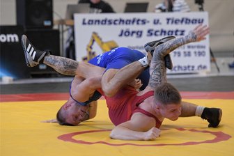 Werdauer Ringer schließen Vorrunde mit Erfolg ab - Der Werdauer Mark Lenser (in rot) musste sich Eryk Maj geschlagen geben. Am Ende aber behielt seine Mannschaft die Oberhand.
