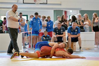 Werdauer Ringer überzeugen beim Saisonstart auf den heimischen Matten - Der Werdauer Lian Bölcker (blau) sorgte mit Rang 3 beim Horst-Hinze-Turnier des AC Werdau für eines der besten Ergebnisse der Gastgeber.