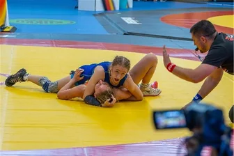 Werdauer Ringertalente mit bester Bilanz der Vereinsgeschichte - Fiona Gasser (blaues Trikot) geht für den AC Werdau auf die Matte.