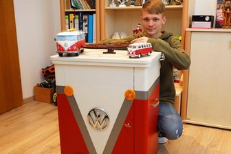 Werdauer Schüler baut Schränke im VW-Bully-Design - Paul Hackel hat aus einer alten Nähmaschine einen Schrank gebaut und dabei einen VW-Bully als Vorbild genommen.