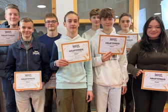 Werdauer Schüler decken dunkle Geheimnisse auf: Eigenproduktion der jungen Leute gewinnt Filmpreis - Die Schüler der Werdauer Theatergruppe zeigen nach der Preisverleihung stolz ihre Urkunden.