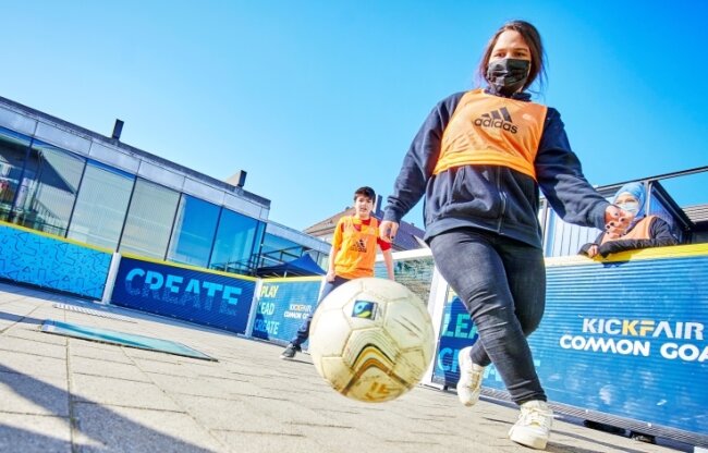 Werdauer Schüler spielen um Friedenspunkte - Straßenfußball für ein friedliches Miteinander wird am Donnerstag in Werdau gespielt. Ab 9.30 Uhr sind Mannschaften der Diesterweg-Oberschule und der Oberschule Leubnitz auf dem Marktplatz am Ball.