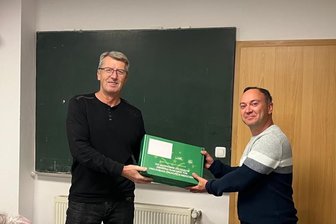 Werdauer Seniorenkegler feiern nicht nur den sportlichen Auftakterfolg - Karsten Budan (rechts), Mannschaftsleiter der 1. Mannschaft, überreichte Frank Hoppe die Überraschungsbox für die Auszeichnung im Sportvereinswettbewerb von „So geht sächsisch“.