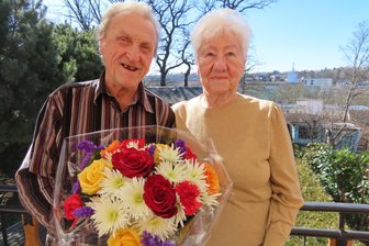 Werdauer sind 70 Jahre verheiratet: „Wir haben immer gearbeitet und uns beschäftigt“ - Blumen für Anneliese und Werner Kuhnla gab es von Oberbürgermeister Sören Kristensen.