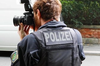 Werdauer soll Ehefrau und Kind getötet haben - Die Kriminalpolizei ermittelte am Tatort in Werdau. 