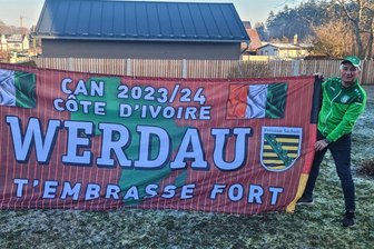 Werdauer Stadionsprecher Wolfram Jadasch fliegt zum Afrika-Cup - Wolfram Jadasch hat extra einen großen Banner für das Sport-Event angefertigt.