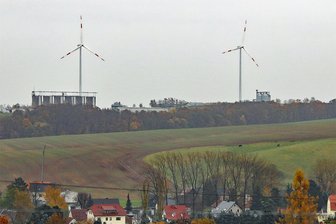 Werdauer Stadträte lehnen Errichtung zweier Windräder ab - Zu den insgesamt vier bestehenden Windrädern auf Langenhessener Flur sollen noch zwei weitere hinzukommen.